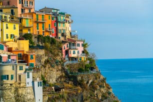 Maisons colorées dans le village de Manarola, côte des Cinque Terre en Italie. Manarola est une belle petite ville de la province de La Spezia, en Ligurie, au nord de l’Italie et l’une des cinq attractions des Cinque Terre.
