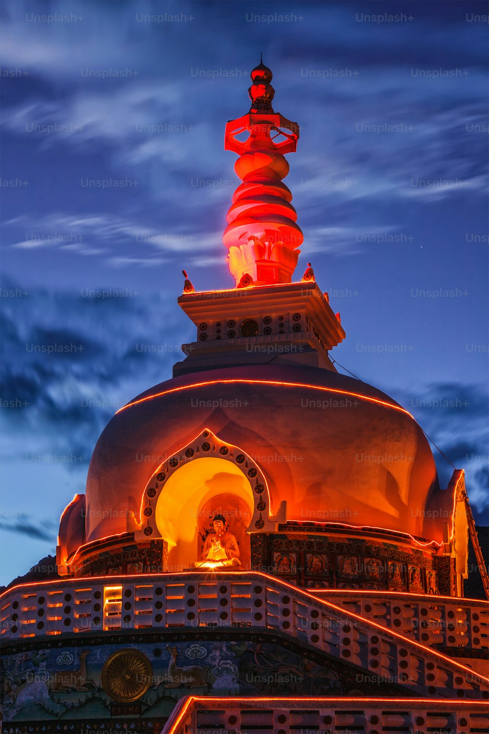 Shanti stupa illuminato nel crepuscolo serale. Leh, Ladakh, Jammu e Kashmir, India