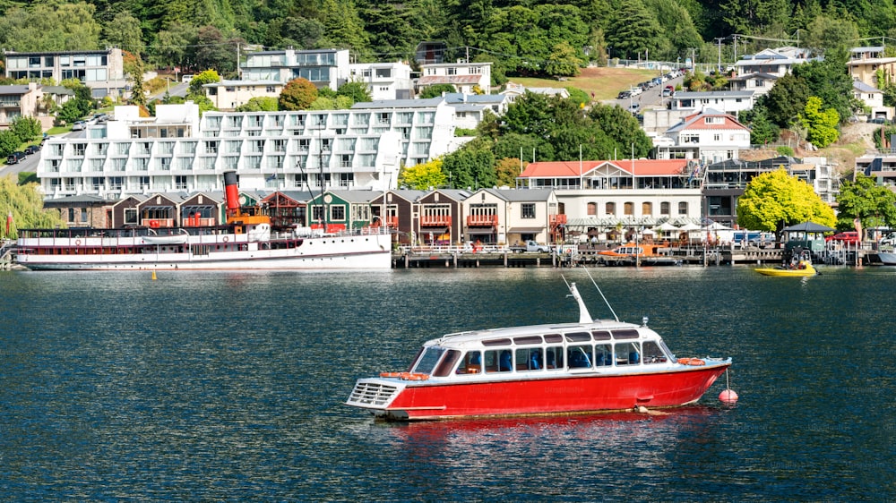 El centro de la ciudad frente al lago de Queenstown se disparó en el lago Wakapitu, el famoso lago de Queenstown, centro de turismo, deportes acuáticos y excursiones en barco, Isla Sur de Nueva Zelanda.