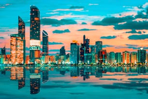 Vue de la ligne d’horizon d’Abu Dhabi au coucher du soleil, Émirats arabes unis