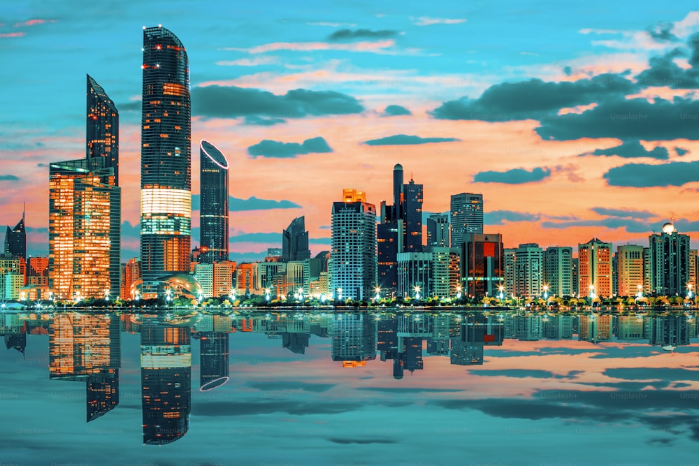 Vista dello skyline di Abu Dhabi al tramonto, Emirati Arabi Uniti