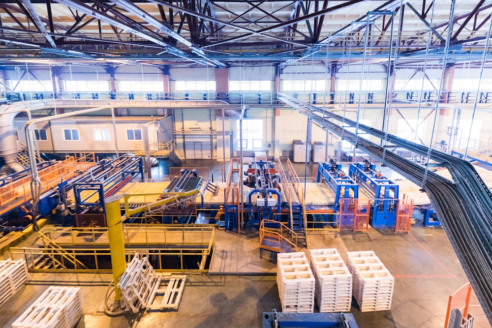 Werkswerkstatt-Interieur und Maschinen auf Glasproduktionshintergrund