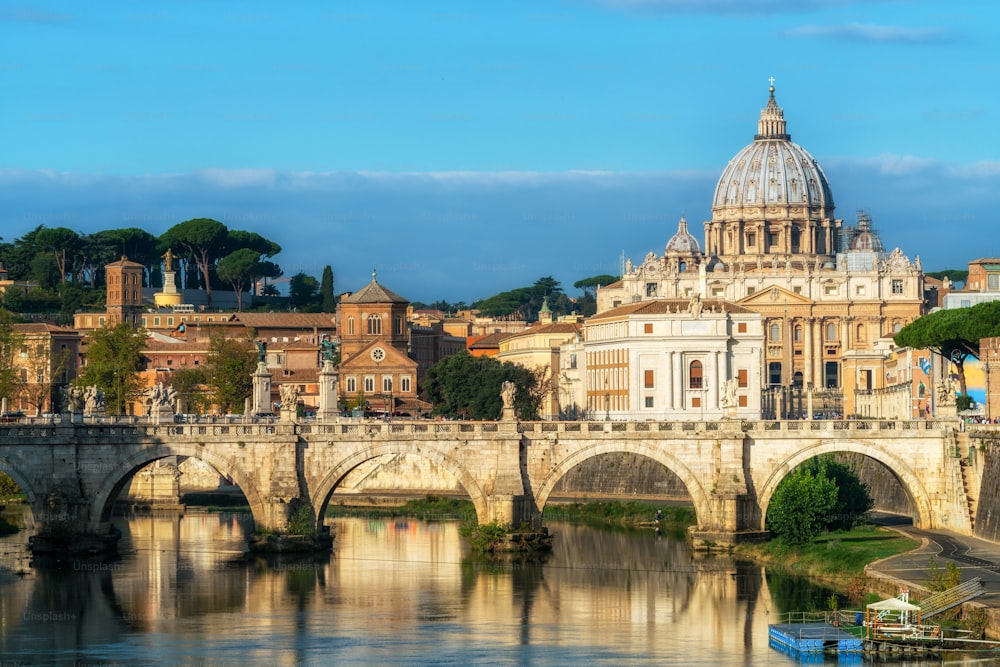 バチカン市国のサンピエトロ大聖堂とサンアンジェロ橋とローマ、イタリアの市内中心部でテヴェレ川を渡るローマのスカイライン。古代ローマの歴史的建造物であり、旅行先でもあります。