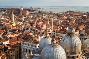 Vue aérienne de la ligne d’horizon de la ville de Venise depuis la place Saint-Marc (Piazza San Marco) à Venise - Italie par une journée d’été ensoleillée. Venise est une destination de voyage célèbre en Italie pour sa ville et sa culture uniques.