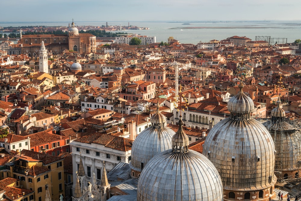 Vue aérienne de la ligne d’horizon de la ville de Venise depuis la place Saint-Marc (Piazza San Marco) à Venise - Italie par une journée d’été ensoleillée. Venise est une destination de voyage célèbre en Italie pour sa ville et sa culture uniques.