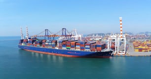 Vista aérea superior contêineres navio carga negócio comércio comercial logística e transporte de exportação de importação internacional por navio de carga de carga de contêineres no porto de mar aberto.
