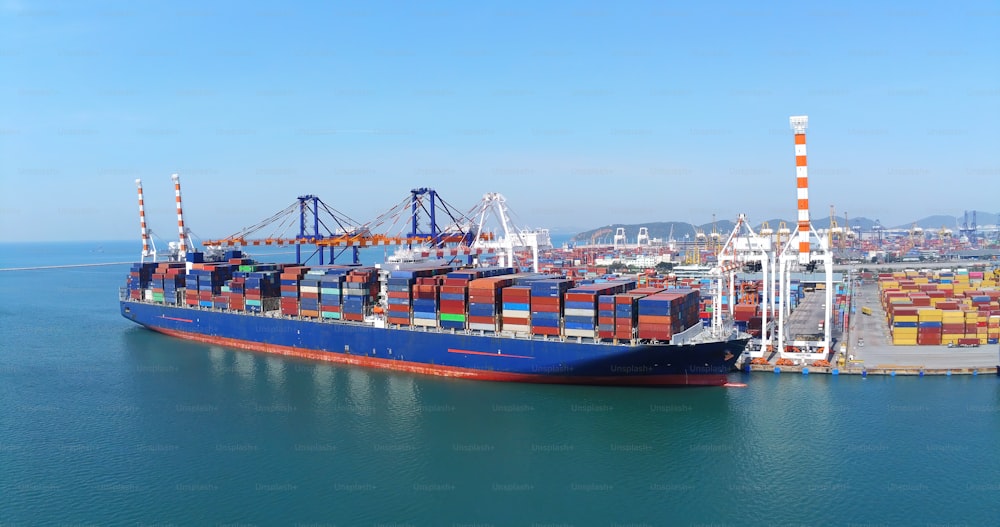 空中上面図、コンテナ船、貨物事業、商業貿易、物流、および外洋港でのコンテナ貨物貨物船による国際輸出入の輸送。