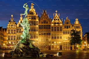 앤트워프의 유명한 브라보 동상과 분수는 밤과 오래된 집에서 조명되었습니다. 앤트워프, 벨기에