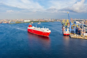 Navio vermelho de carga para o transporte de automóveis e outras novas velas de transporte do porto para o mar