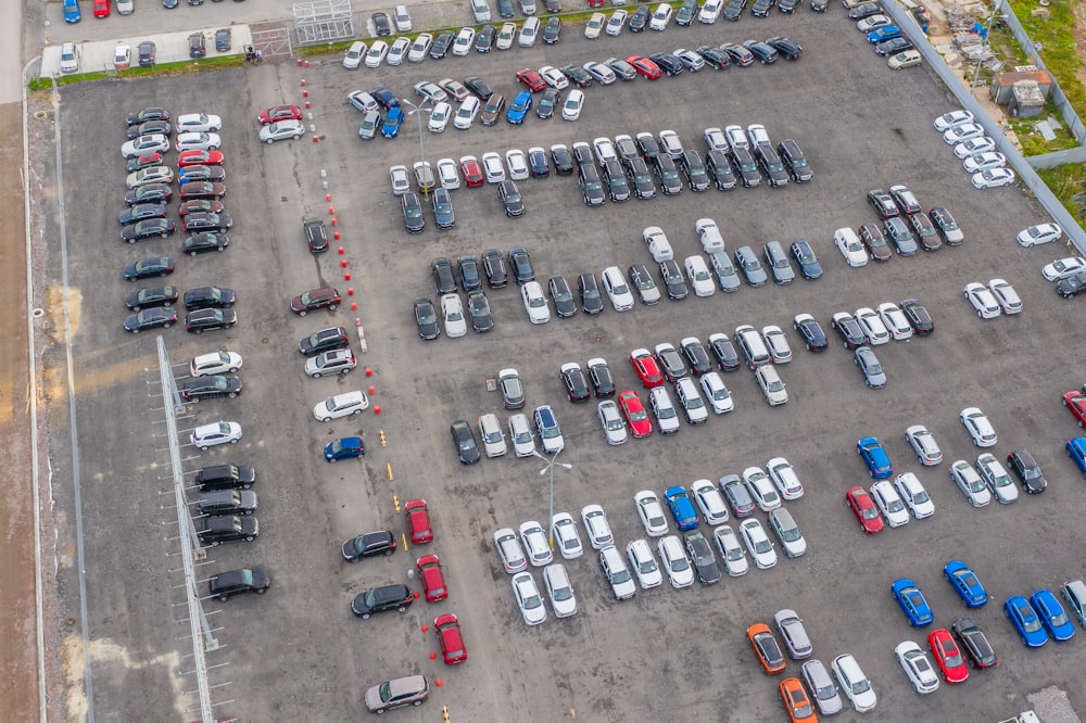 ディーラー駐車場、多くの車が上空から見える