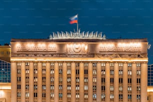 저녁에 조명이 있는 국방부 건물. 러시아 연방의 군대와 정치 권력의 개념