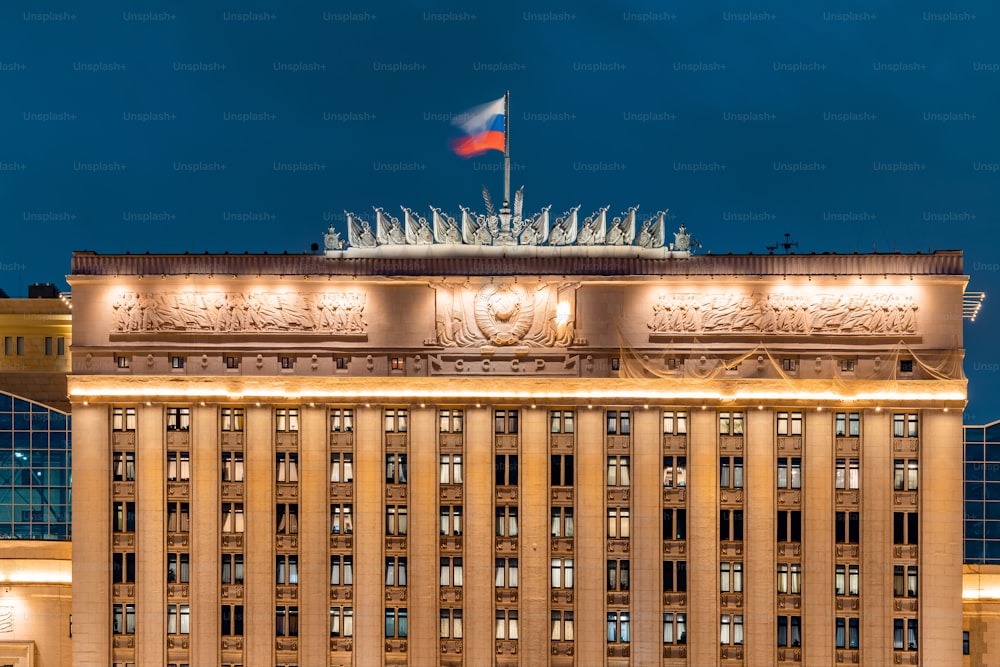 저녁에 조명이 있는 국방부 건물. 러시아 연방의 군대와 정치 권력의 개념
