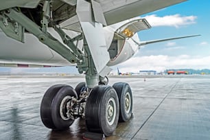 Ruedas de goma neumático tren de aterrizaje trasero cremalleras avión avión, vista debajo del ala