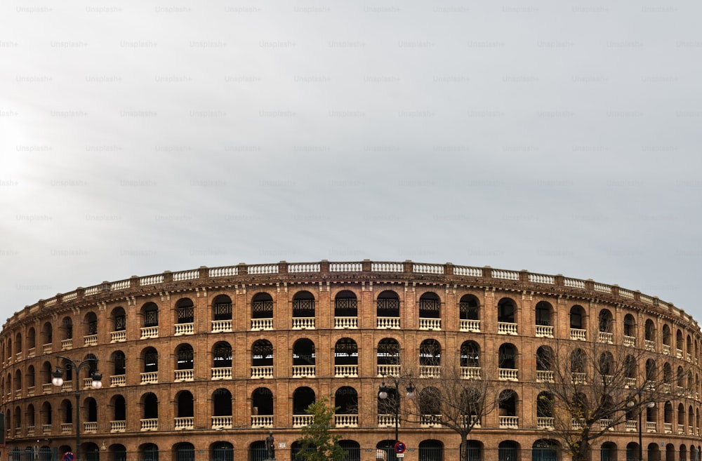 Arène taurine dans le centre-ville de Valence contre un ciel nuageux, une Plaza de Toros de style néoclassique construite entre 1850 et 1859.