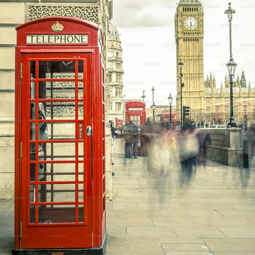 ロンドンの中心部にあるビッグベンを背景にした象徴的な英国の古い赤い電話ボックス