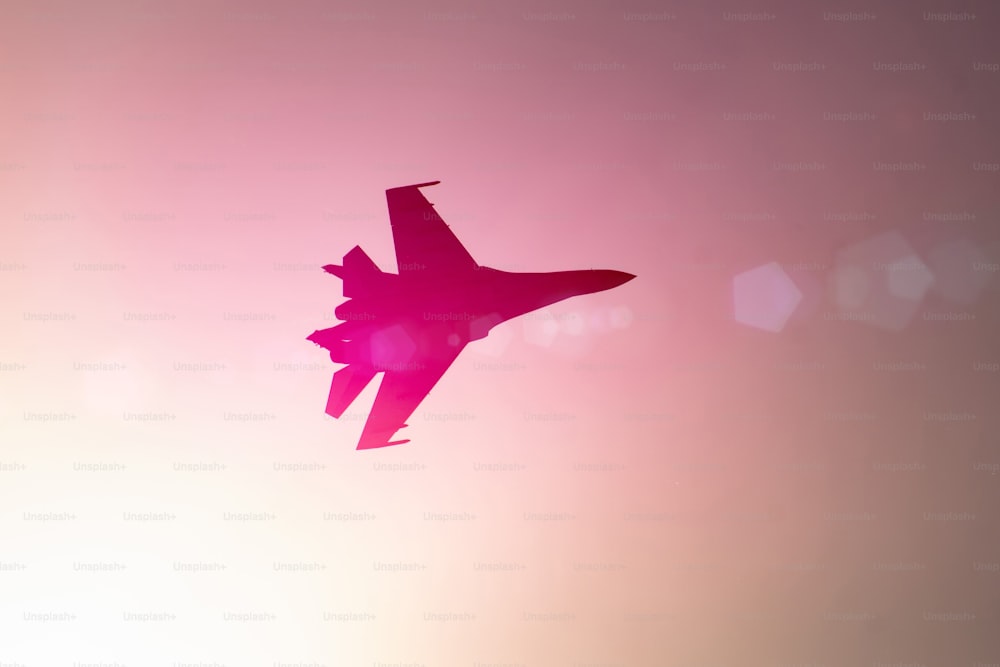 Aereo da combattimento jet aeroplano bagliore del sole rosa caldo viola rosso gradiente cielo