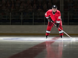 Ein Hockeyspieler auf dem Eis mit einem Schläger