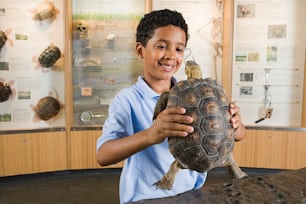 博物�館で亀を抱く少年