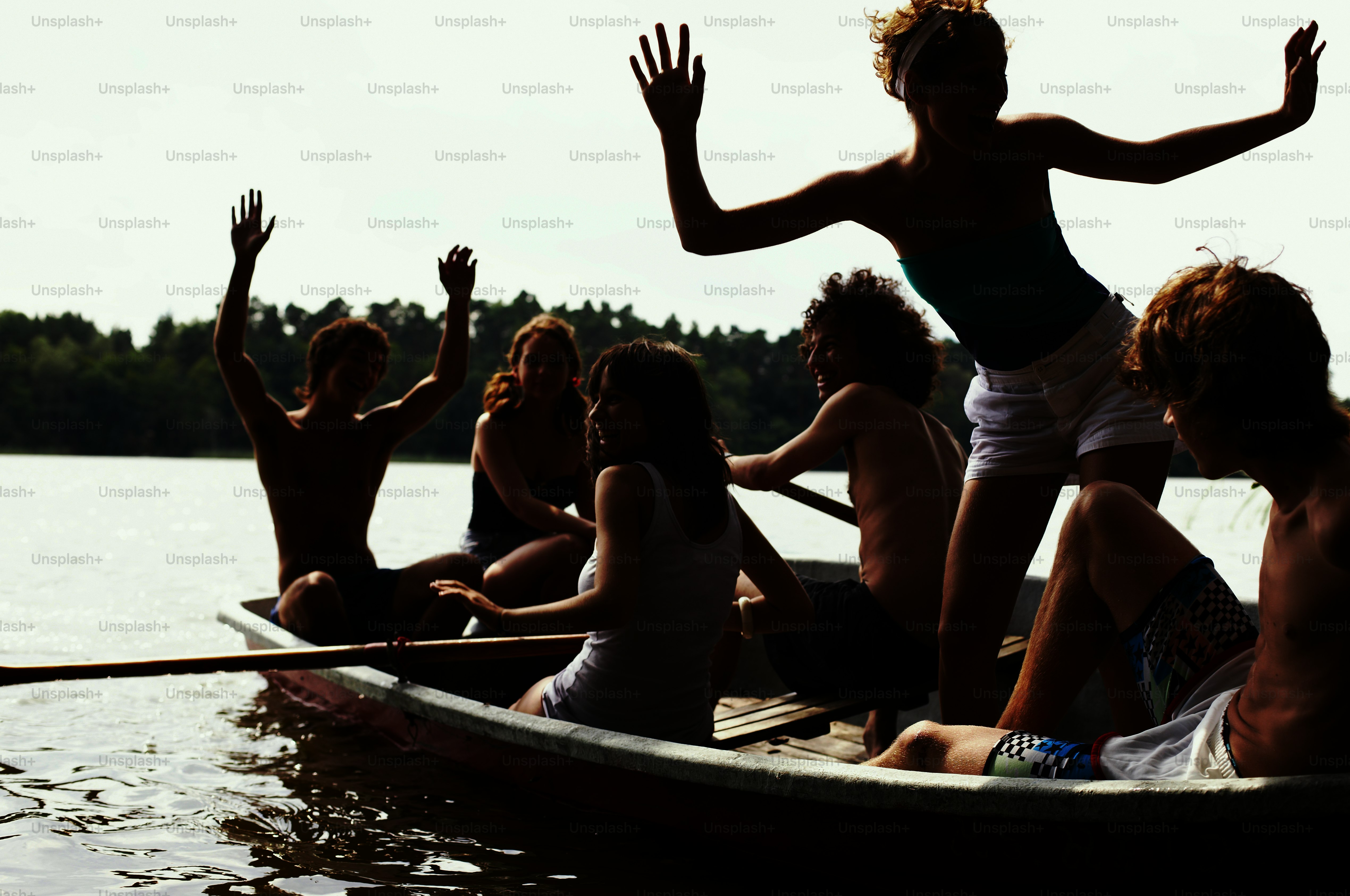 A group of people riding in a boat on a lake photo – 17 Image on Unsplash