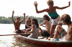 un groupe de personnes à bord d’un bateau sur un lac