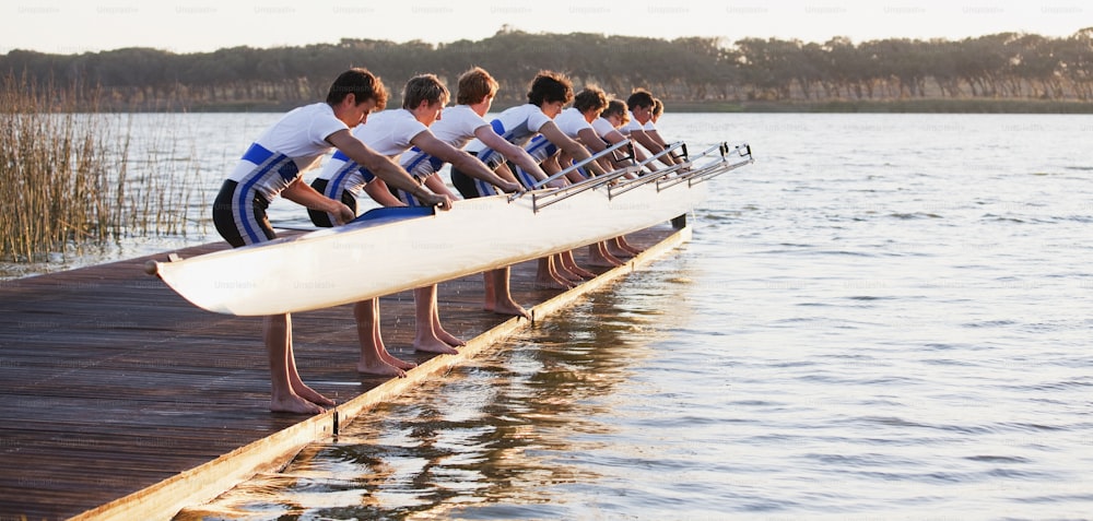 um grupo de homens montado na parte de trás de um barco