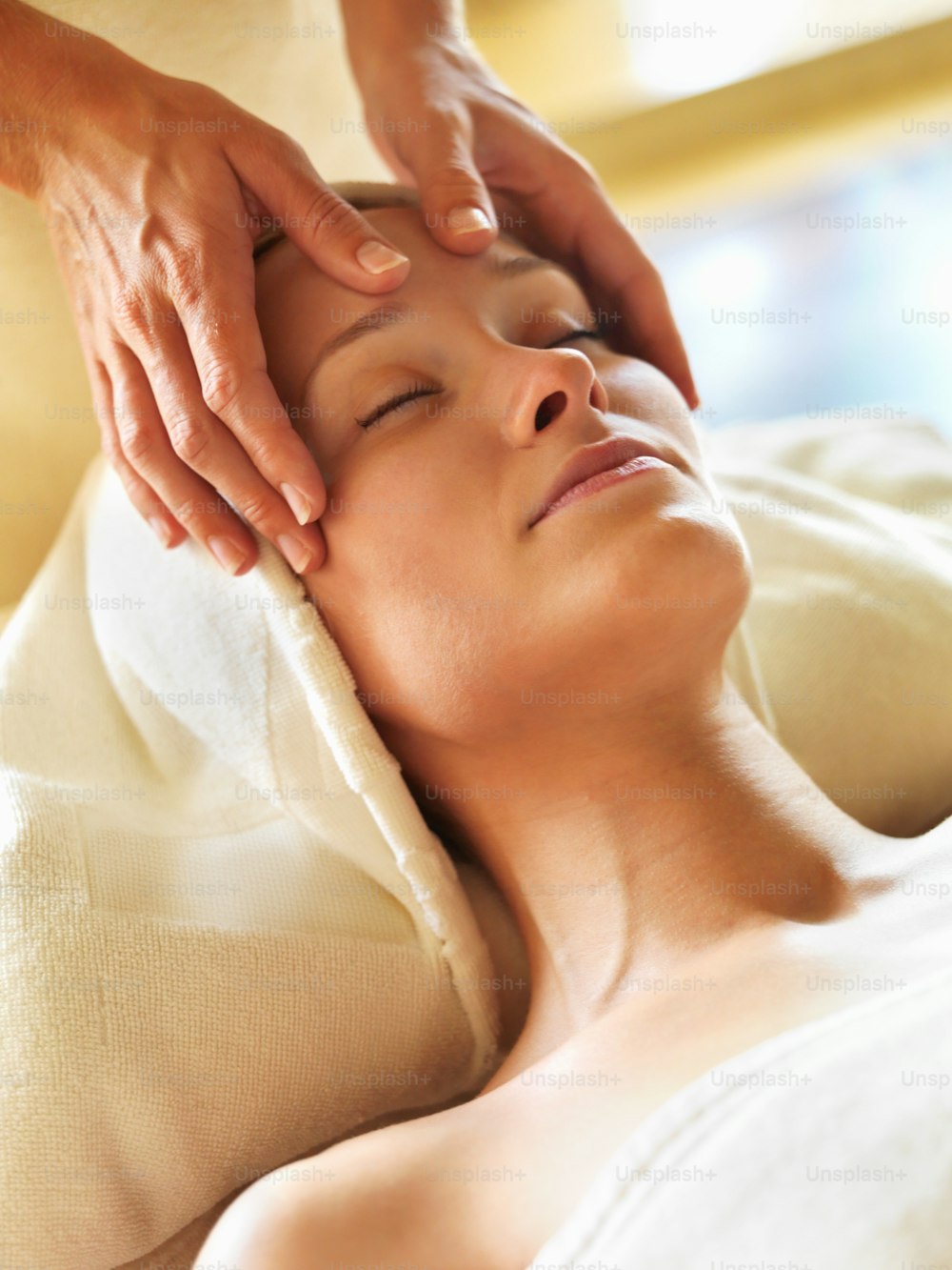 Une femme se faisant masser la tête dans un spa