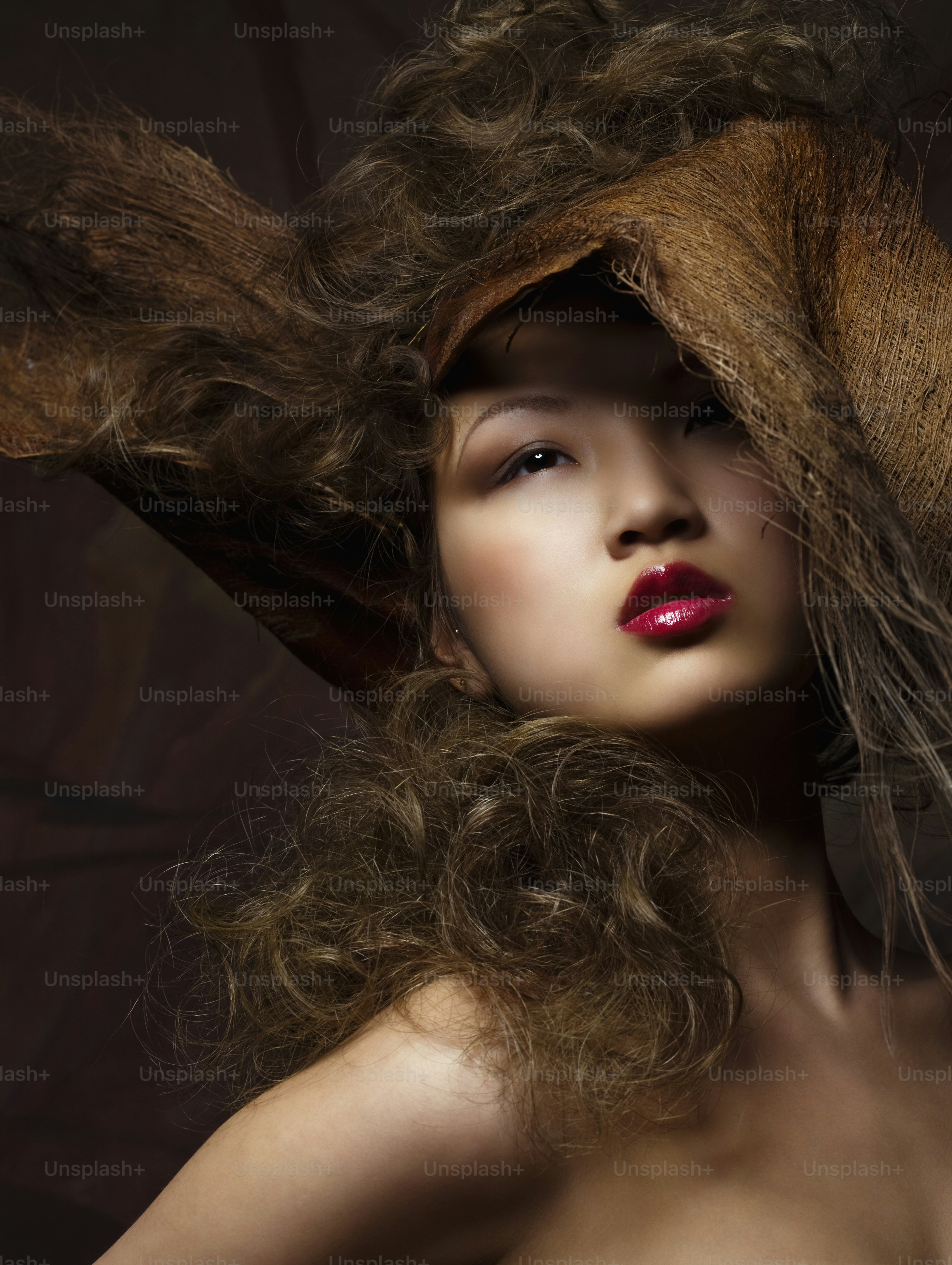 Une femme aux cheveux longs et au rouge à lèvres rouge