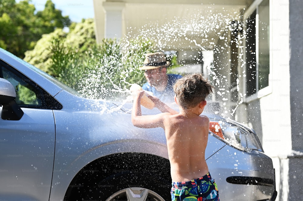 Un hombre y un niño jugando en un lavado de autos