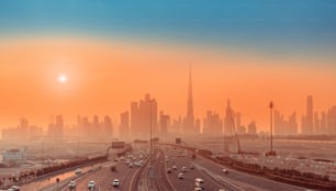 해질녘의 고속도로 도로와 두바이 도시 풍경 스카이라인. UAE 개념의 교통 및 여행