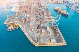 Grande porto, transporte marítimo, conceito de entrega de tráfego marítimo