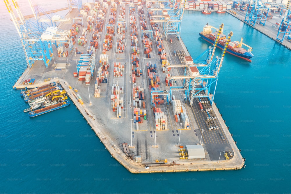 Gran puerto, transporte marítimo, concepto de entrega de tráfico marítimo