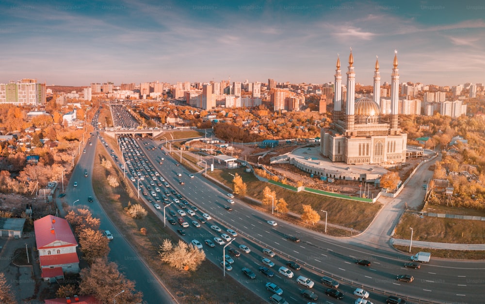 ウファのにぎやかな高速道路の近くにあるイスラムのモスクの空撮。ロシアの名所と人気都市。