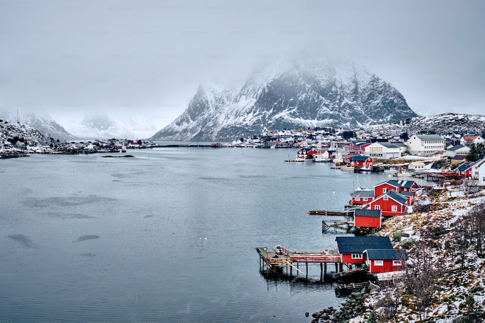 ロフォーテン諸島の漁村に、雪が積もった冬に赤いロルブの家々が建つレーヌ。ロフォーテン諸島、ノルウェー