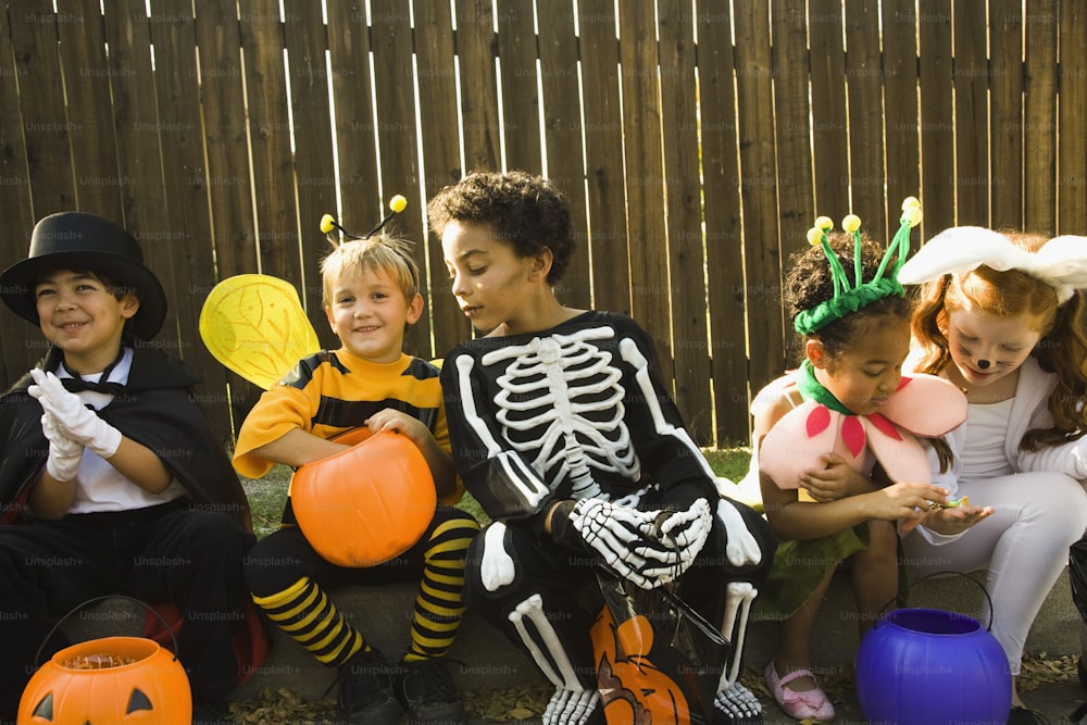 Eine Gruppe von Kindern in Halloween-Kostümen