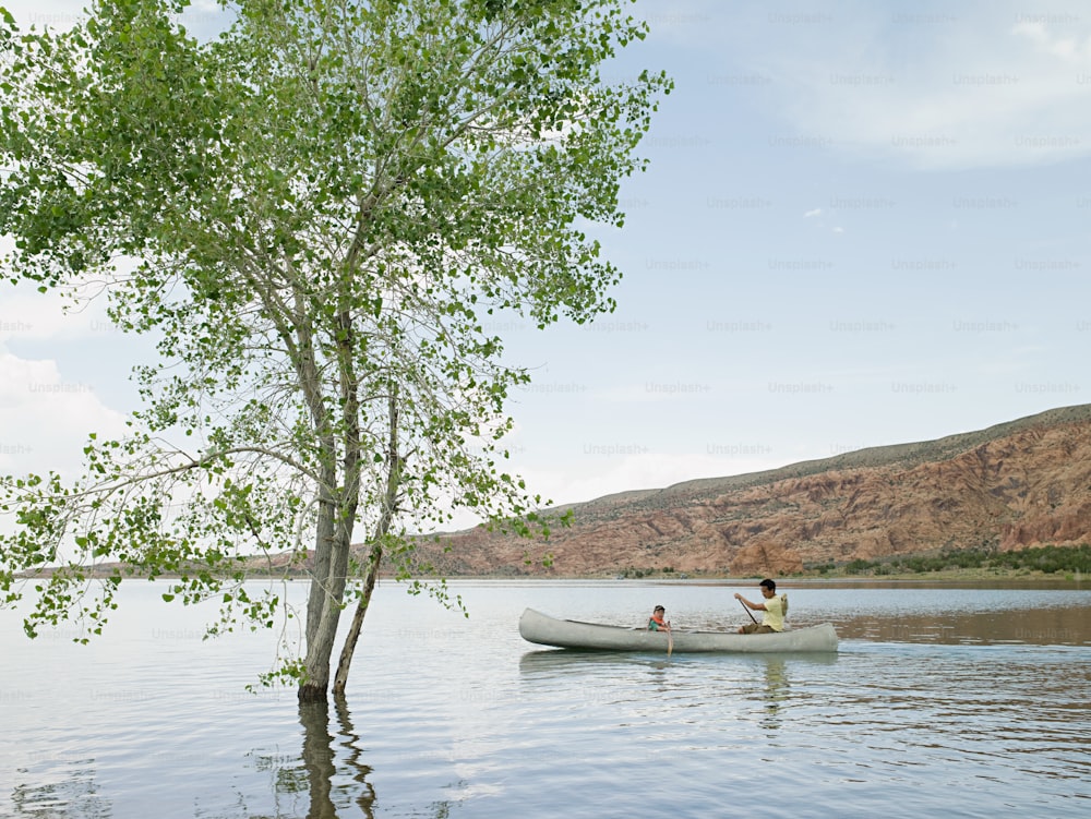duas pessoas em uma canoa em um lago