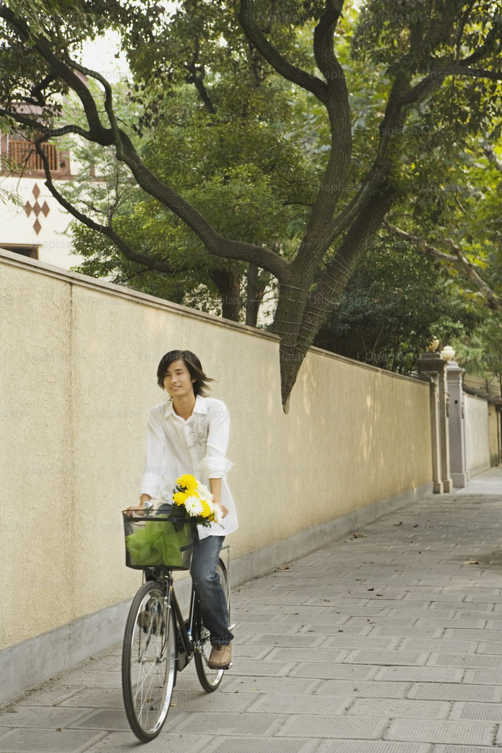 uma mulher andando de bicicleta por uma calçada