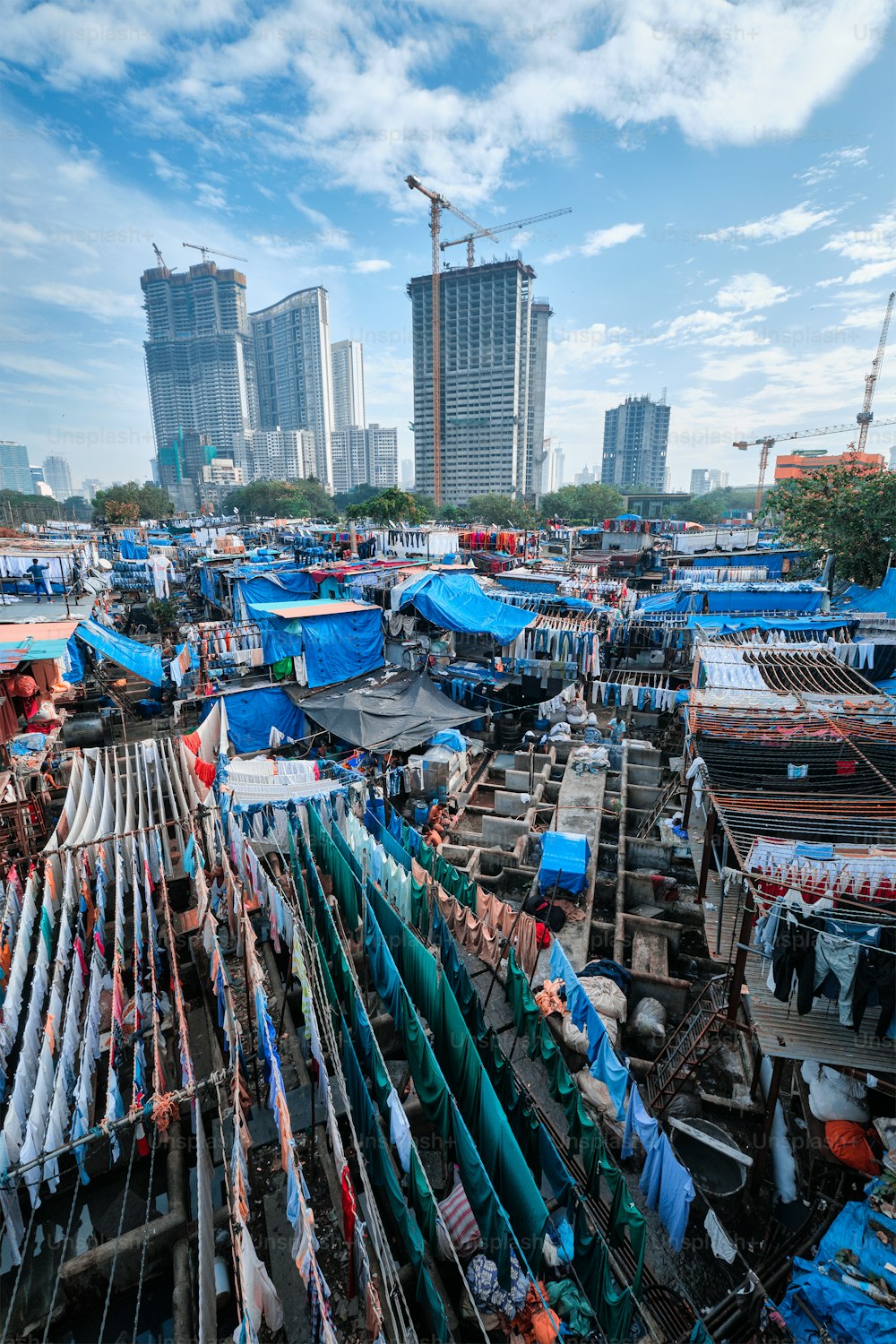 Veduta di Dhobi Ghat (Mahalaxmi Dhobi Ghat) è la più grande lavanderia a gettoni all'aperto del mondo (lavoir) a Mumbai, in India, con asciugatura del bucato su corde. Ora uno dei punti di riferimento e delle attrazioni turistiche di Mumbai