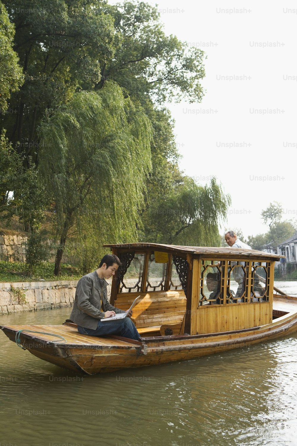 Ein Mann, der auf einem Boot im Wasser sitzt