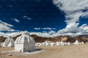 Chours blanchis à la chaux (stupas bouddhistes tibétains). Ladakh, Jammu-et-Cachemire, Inde