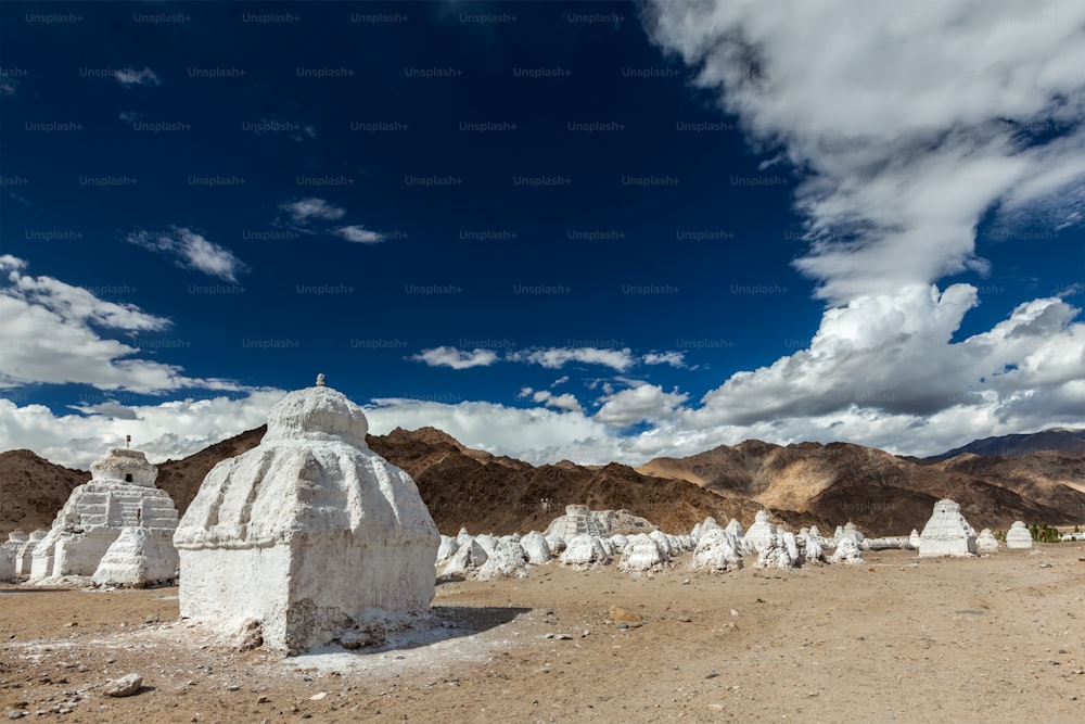 白塗りのチョルテン(チベット仏教の仏塔)。ラダック、ジャンムー・カシミール、インド