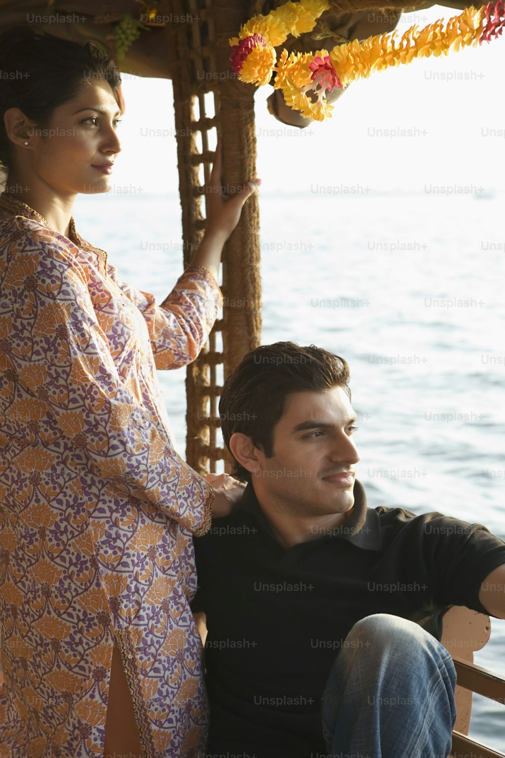 Un hombre sentado junto a una mujer en un bote