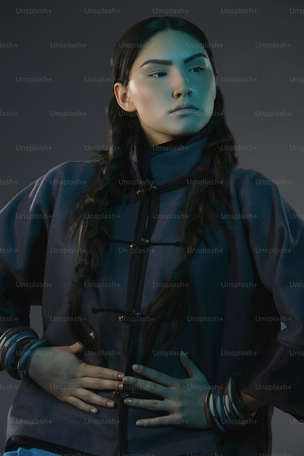 Una mujer con cabello largo con una chaqueta negra