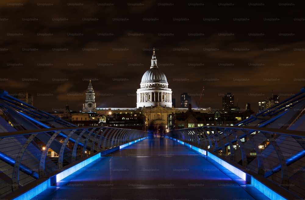 St. Paul's Cathedral und die Millenium Fußgängerbrücke nachts beleuchtet in London, Vereinigtes Königreich.