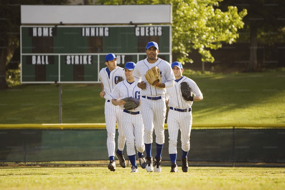 フィールドの上に立つ野球選手のグループ