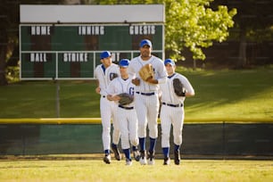 un groupe de joueurs de baseball debout au sommet d’un terrain