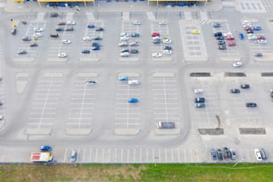 Vue aérienne de haut en bas du parking avec de nombreuses voitures de clients de supermarché dans l’épicerie de la ville
