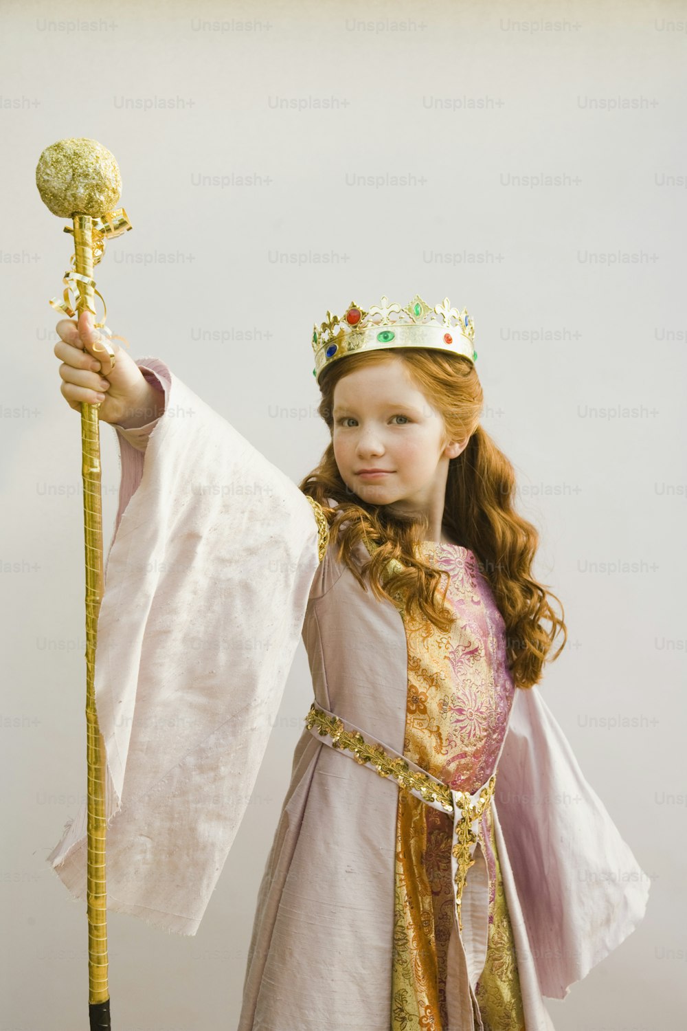 Une petite fille vêtue d’un costume de princesse