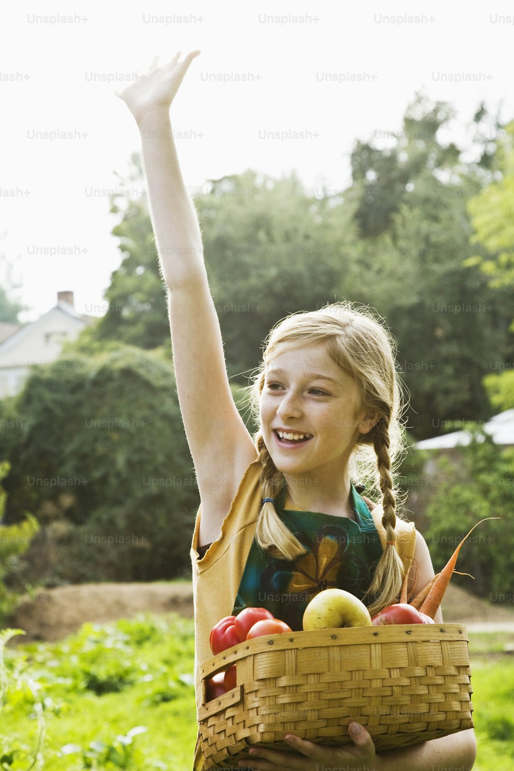 uma menina segurando uma cesta cheia de frutas