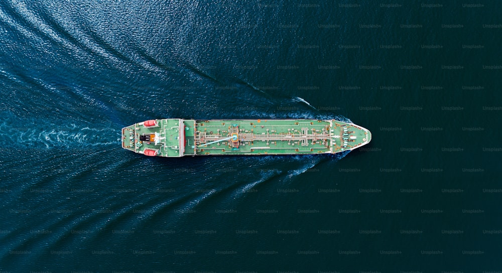 空中上面図 海上の製油所から石油を輸送するための石油船タンカー。