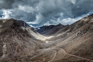 Carretera de montaña de gran altitud en el Himalaya cerca del paso de Kardung La en Ladakh, India